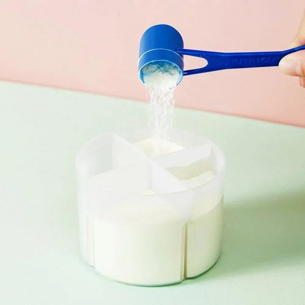 持ち運びに便利なベビーミルクディスペンサー、回転式4区画ミル - Baby Food Universe のレビューと価格
